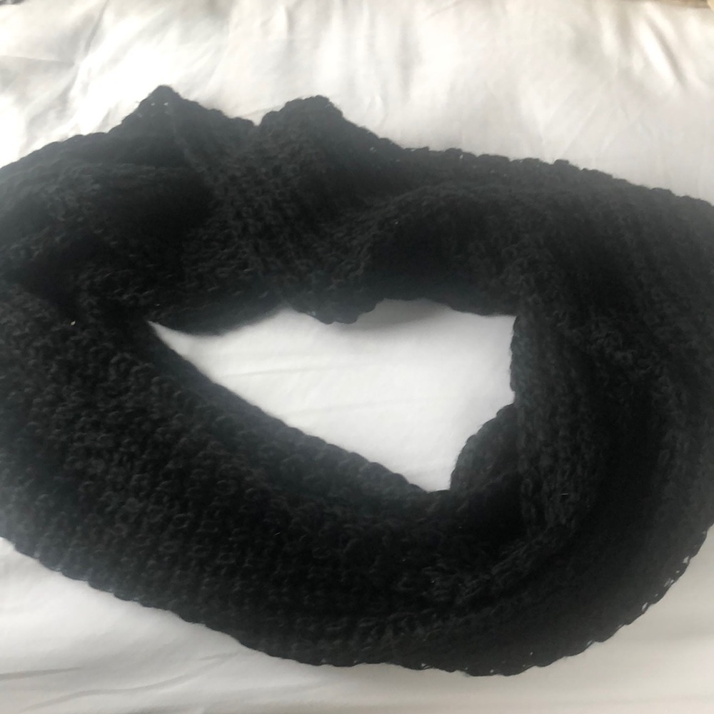 Paula Bianco scarf/wrap. 100% acrylic